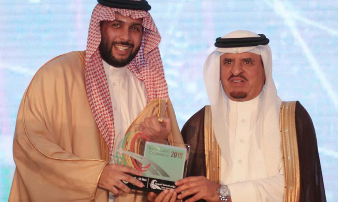 Nasser bin Abdul Aziz al-Dawood, the deputy minister of interior honors “Al Arabia outdoor advertising” as a partner in the traffic safety conference
