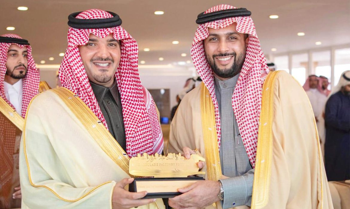 وزير الداخلية يكرم “العربية للإعلانات الخارجية” لكونها شريك في مهرجان الملك عبدالعزيز للصقور